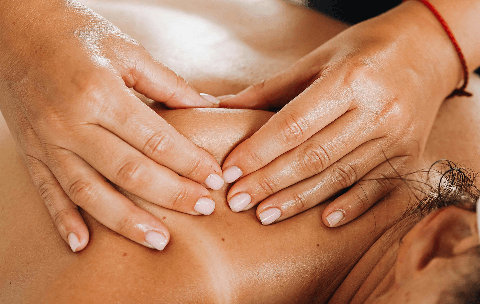 Masaje descontracturante en la zona superior de la espalda