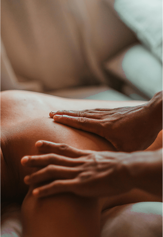 Masaje en la zona del hombro