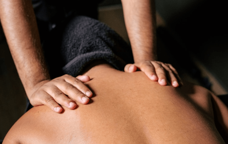 Peregrino recibiendo un masaje