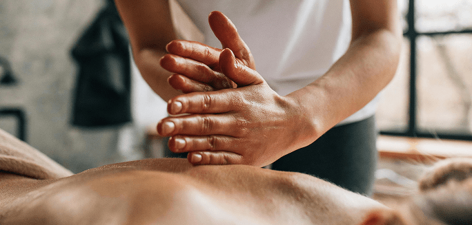 Masajista preparándose para dar un masaje