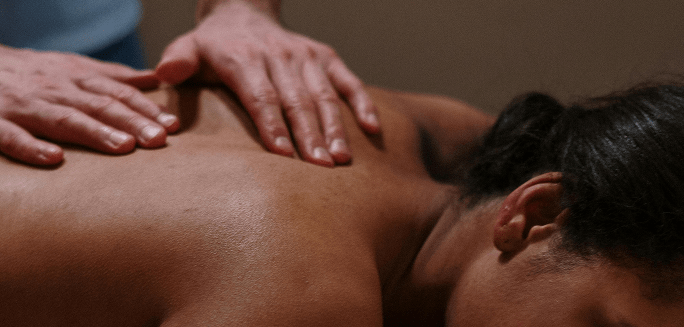 Peregrina recibiendo un masaje de espalda